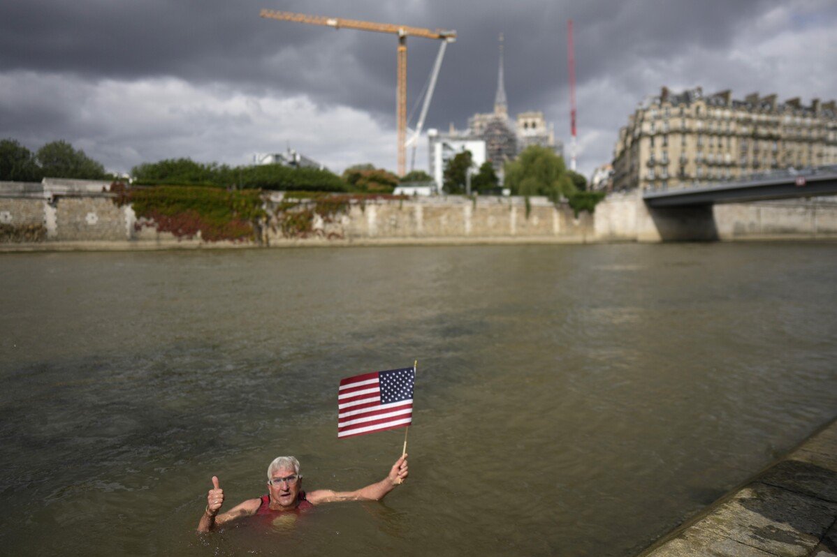 Seorang warga Amerika berenang di Sungai Seine Paris sebelum Olimpik meskipun kebimbangan tentang pencemaran