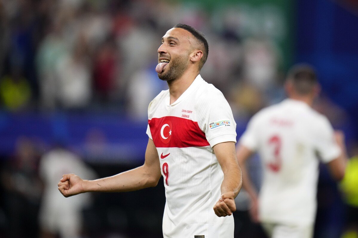 Turkey mencapai pusingan penyingkiran Euro 2024 dan menghapuskan Republik Czech dalam kemenangan 2-1